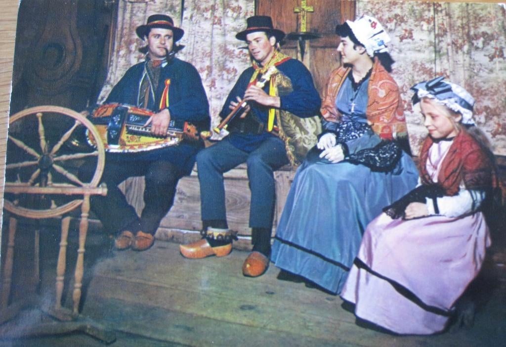 klederdracht uit de Auvergne - nieuw, Verzenden, 1980 tot heden, Ongelopen, Klederdracht