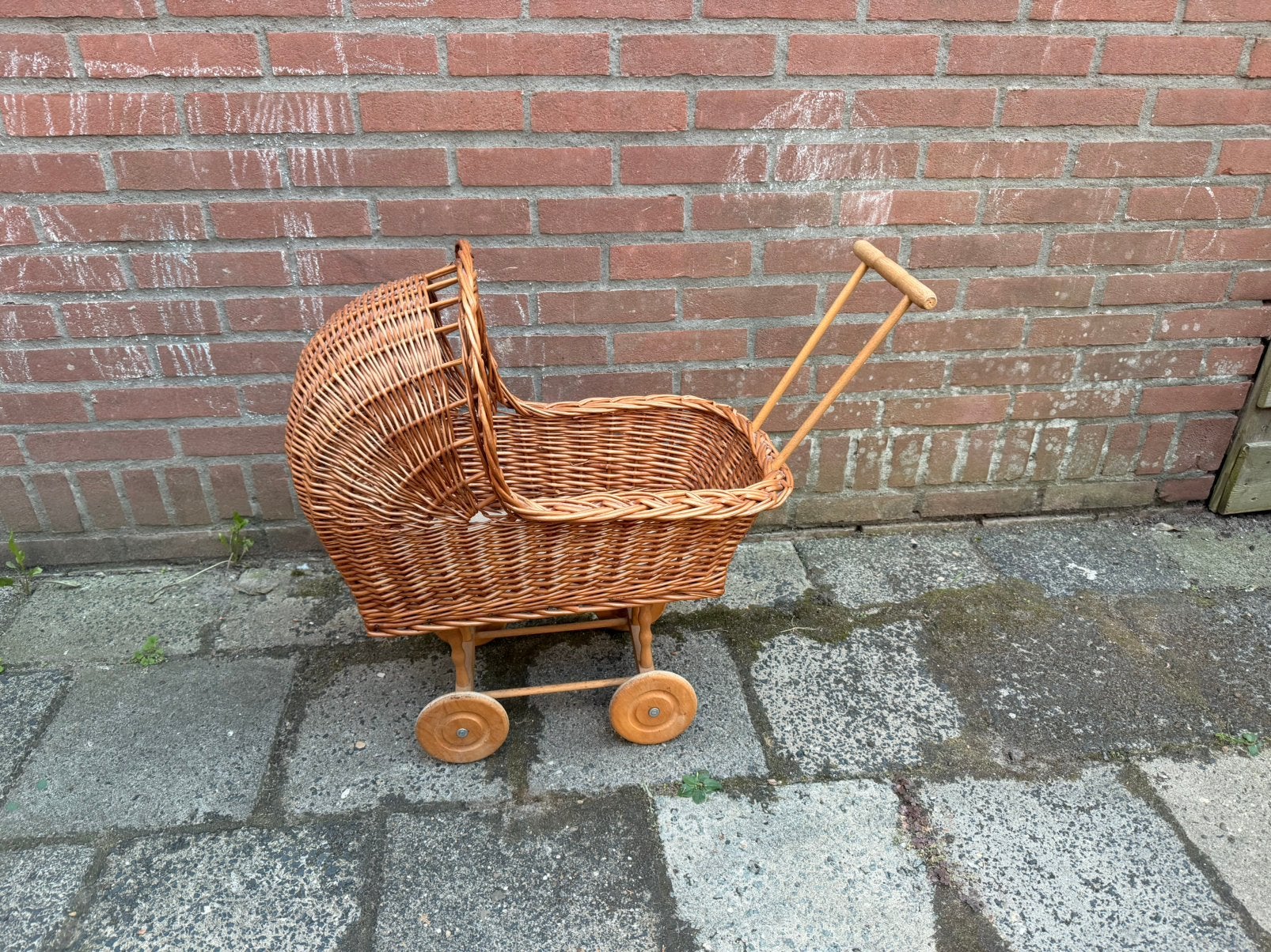 Schattige rotan poppenwagentje, Kinderen en Baby's, Speelgoed | Poppen, Ophalen, Zo goed als nieuw, Babypop