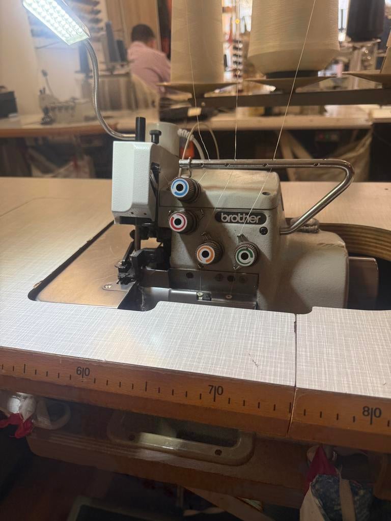 Lockmachine, Hobby en Vrije tijd, Naaimachines en Toebehoren, Ophalen of Verzenden, Zo goed als nieuw, Lockmachine, Brother
