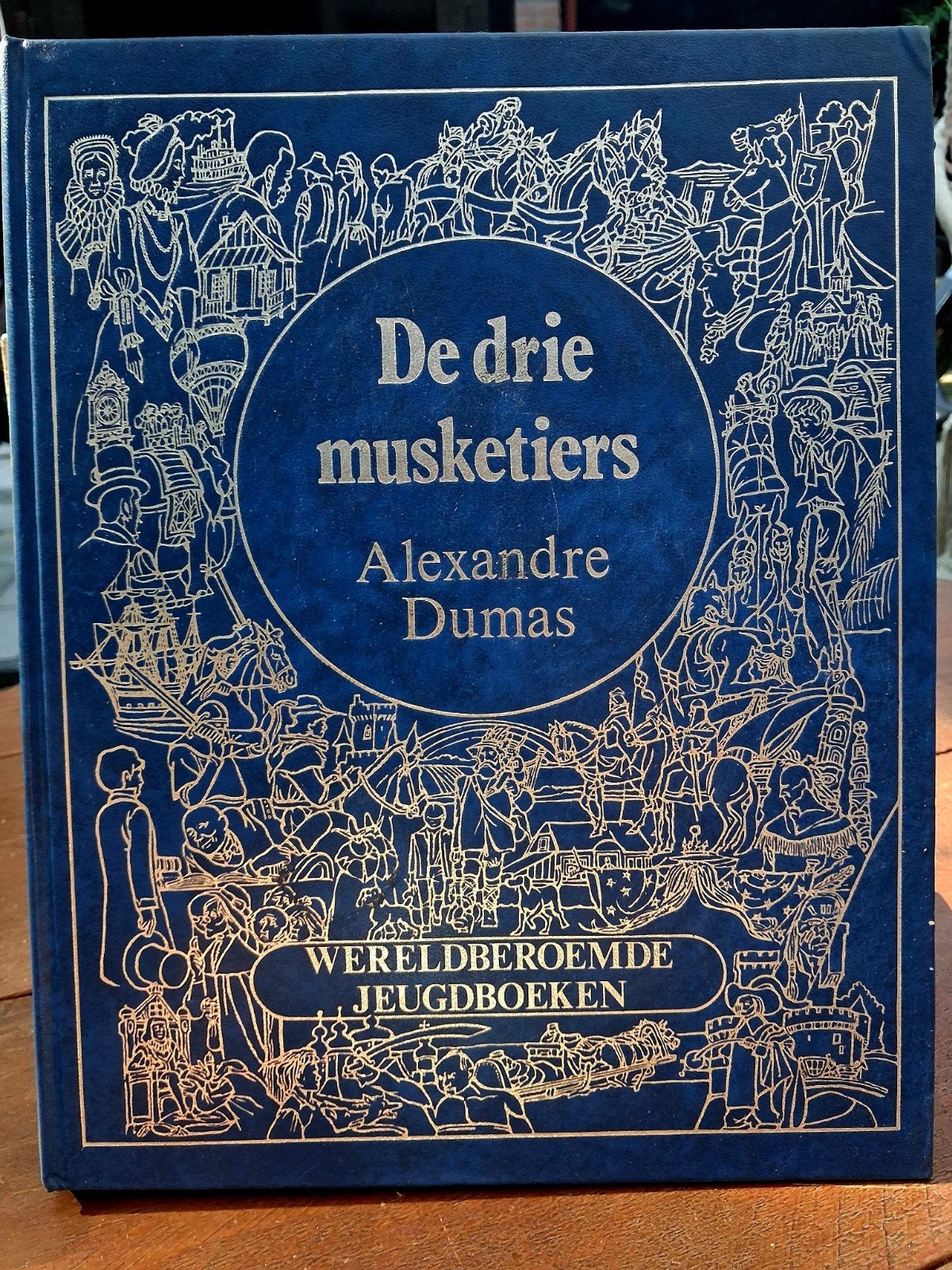 De Drie Musketiers - Alexandre Dumas (Lekturama Luxe Editie), Boeken, Ophalen of Verzenden, Zo goed als nieuw, Sprookjes
