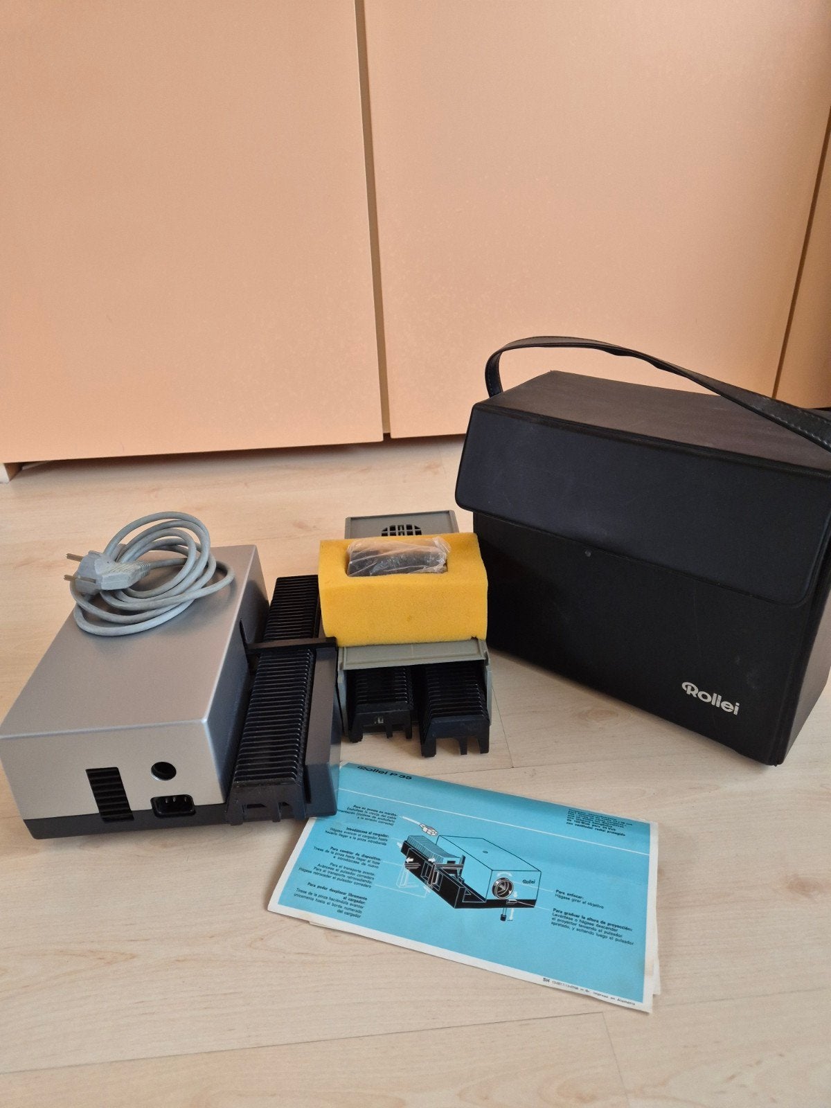 diaprojector Rollei P35 met extra sleden, originele doos, Audio, Tv en Foto, Diaprojectors, Ophalen