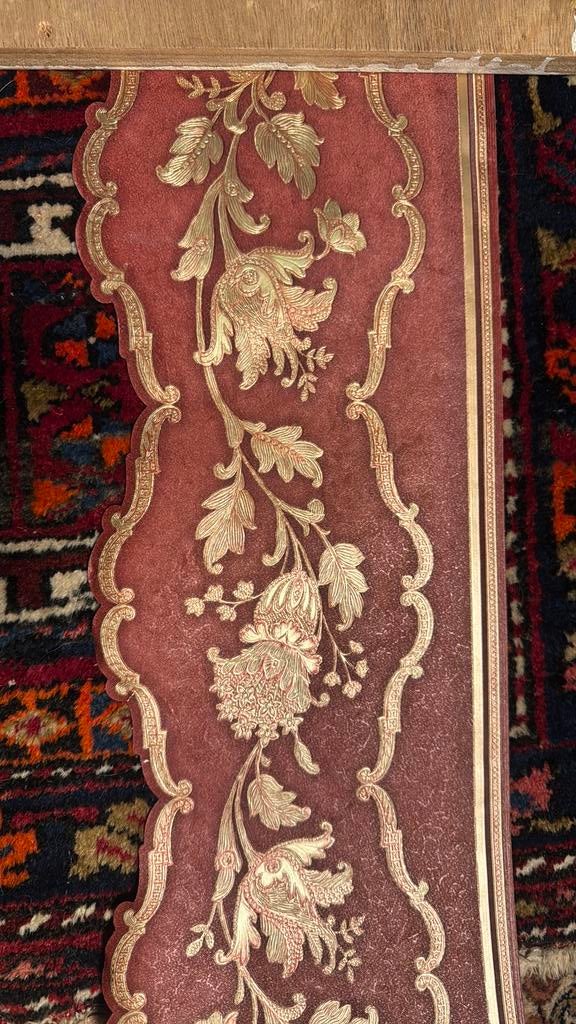 Vintage behangrand “Naughty by Nature"rood goud, Huis en Inrichting, Stoffering | Behang, Ophalen of Verzenden, Minder dan 10 m²