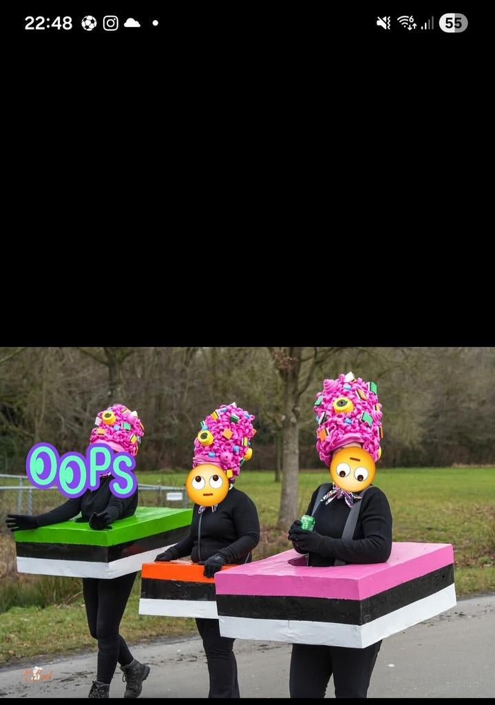Carnavalspruiken foam 7 stuks en dropzak kind 7x, Ophalen of Verzenden, Zo goed als nieuw
