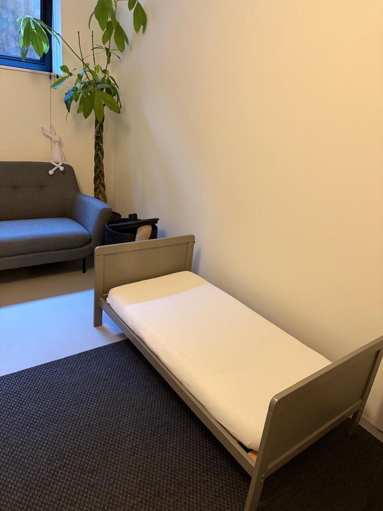 Petit Amelie Meegroeibed Grijs + Matras, Ophalen, Zo goed als nieuw, Ledikant
