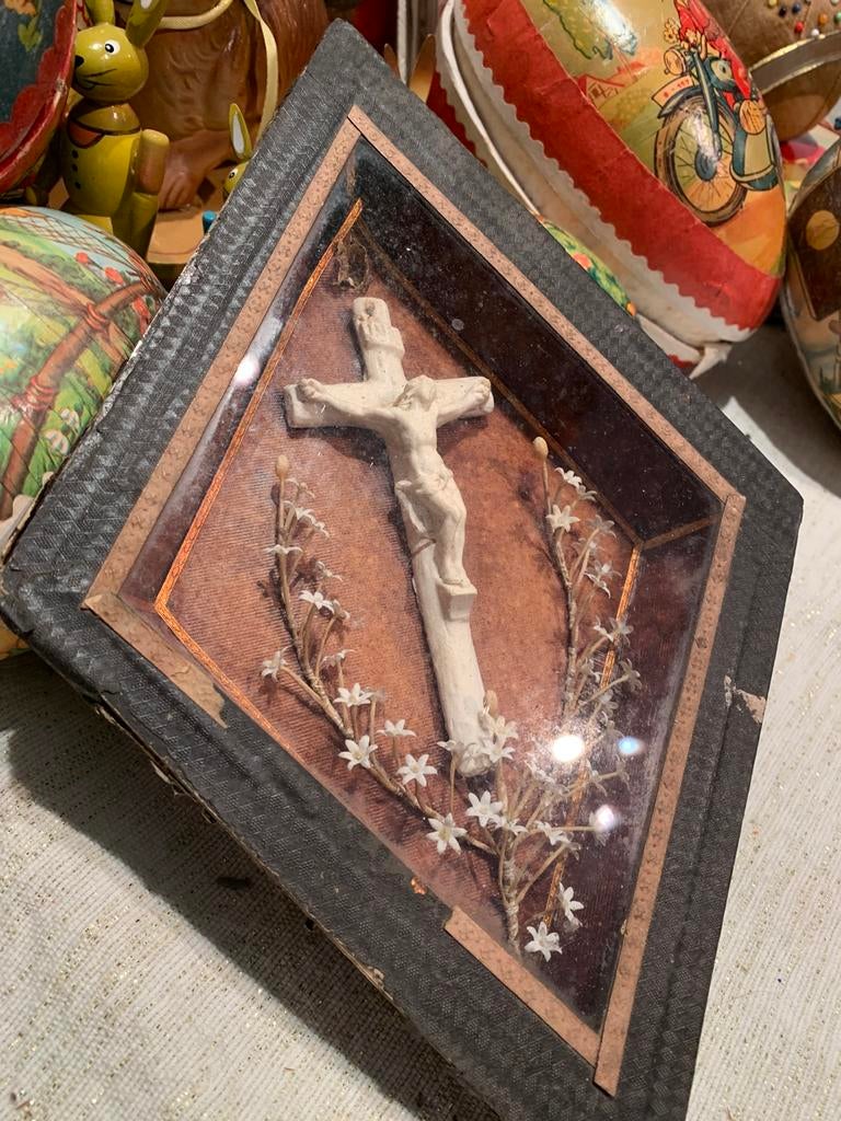 Antiek Kruisbeeld in Lijst - Religieus Kunstwerk, Ophalen of Verzenden