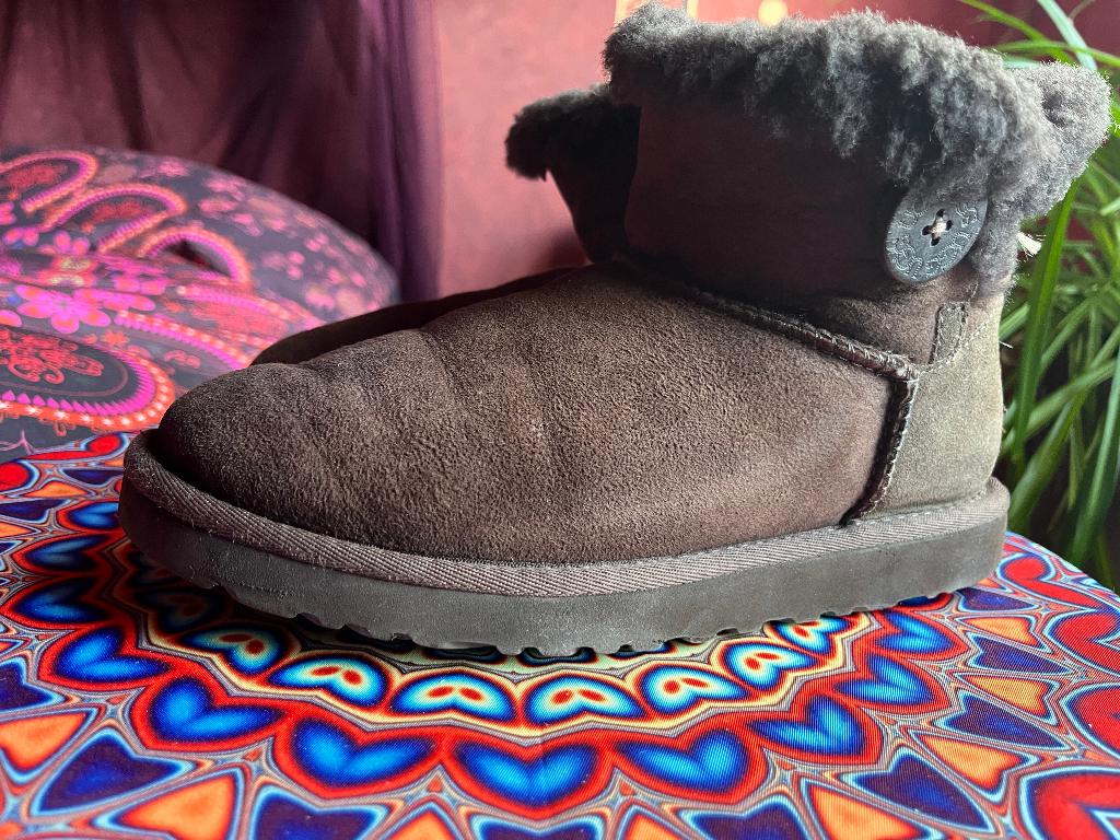 Bruine Uggs mini Bailey button maat 38 nu 99,99€, UGG, Bruin, Lage of Enkellaarzen, Ophalen of Verzenden