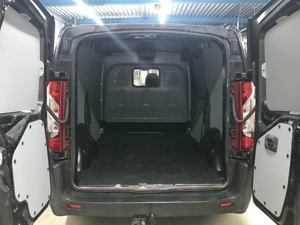 Nieuwe Peugeot Partner betimmering, vloer en wanden grijs!