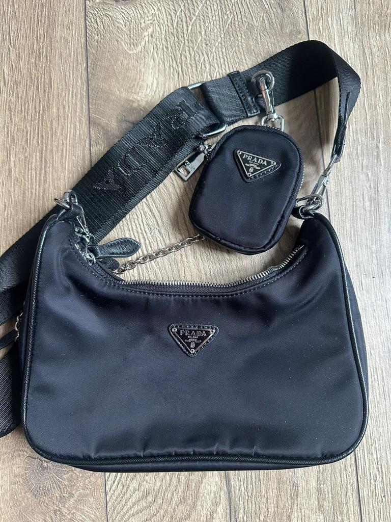 Prada Re-Edition 2000 tas - Stijlvol en elegant, Ophalen of Verzenden, Zo goed als nieuw, Zwart, Handtas
