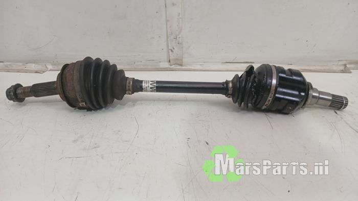 Aandrijfas links-voor van een Toyota Yaris