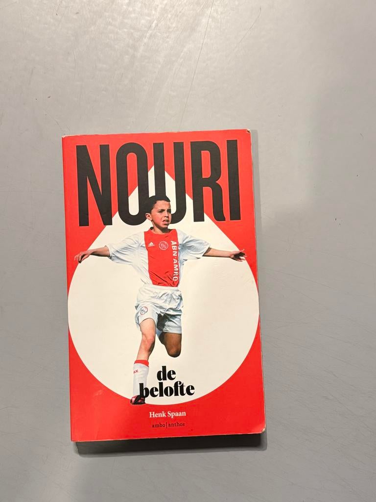 Nouri - Het verhaal van een uitzonderlijk voetballtalent, Ophalen of Verzenden, Zo goed als nieuw, Sport