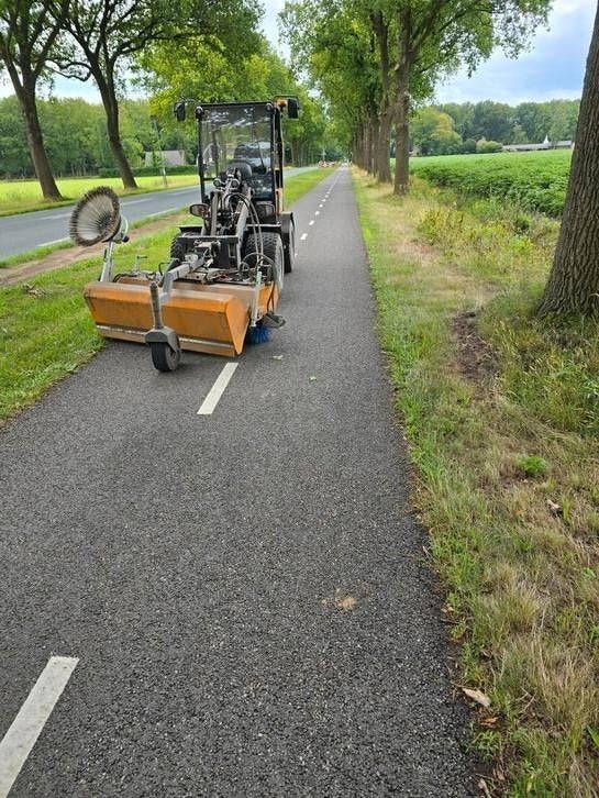 Slootonderhoud en onkruid borstelen