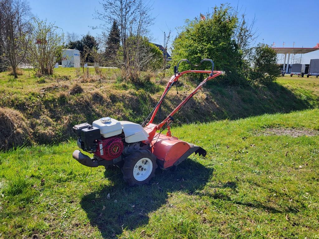 TE HUUR ** Tuinfrees benzine / verticuteermachine ** HUREN