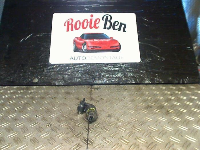 Ruitensproeierpomp voor van een Opel Corsa, Gebruikt, -, -, Opel