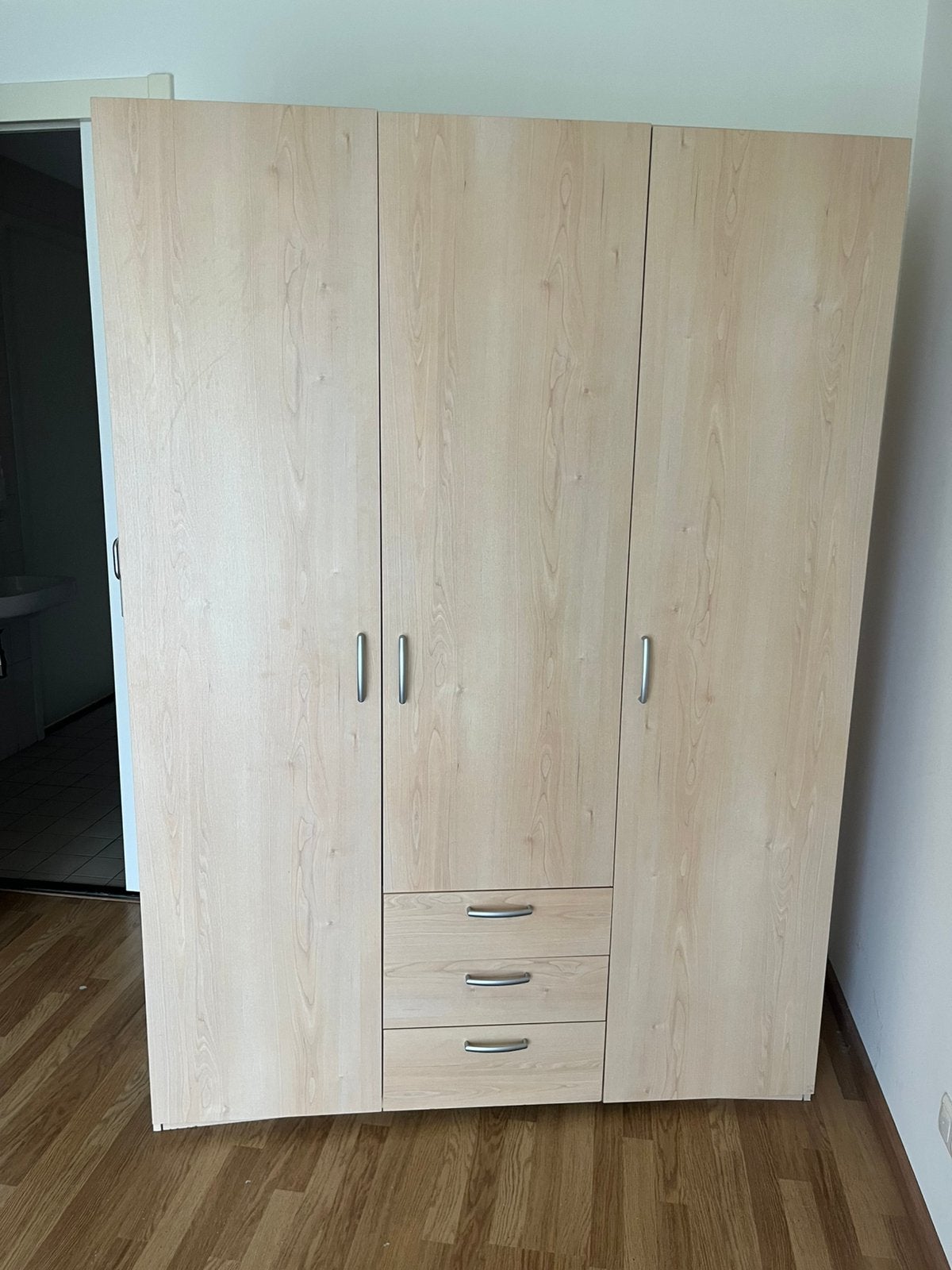 Ikea kast 3 deurs gratis, Huis en Inrichting, 100 tot 150 cm, 200 cm of meer, Ophalen of Verzenden, Zo goed als nieuw