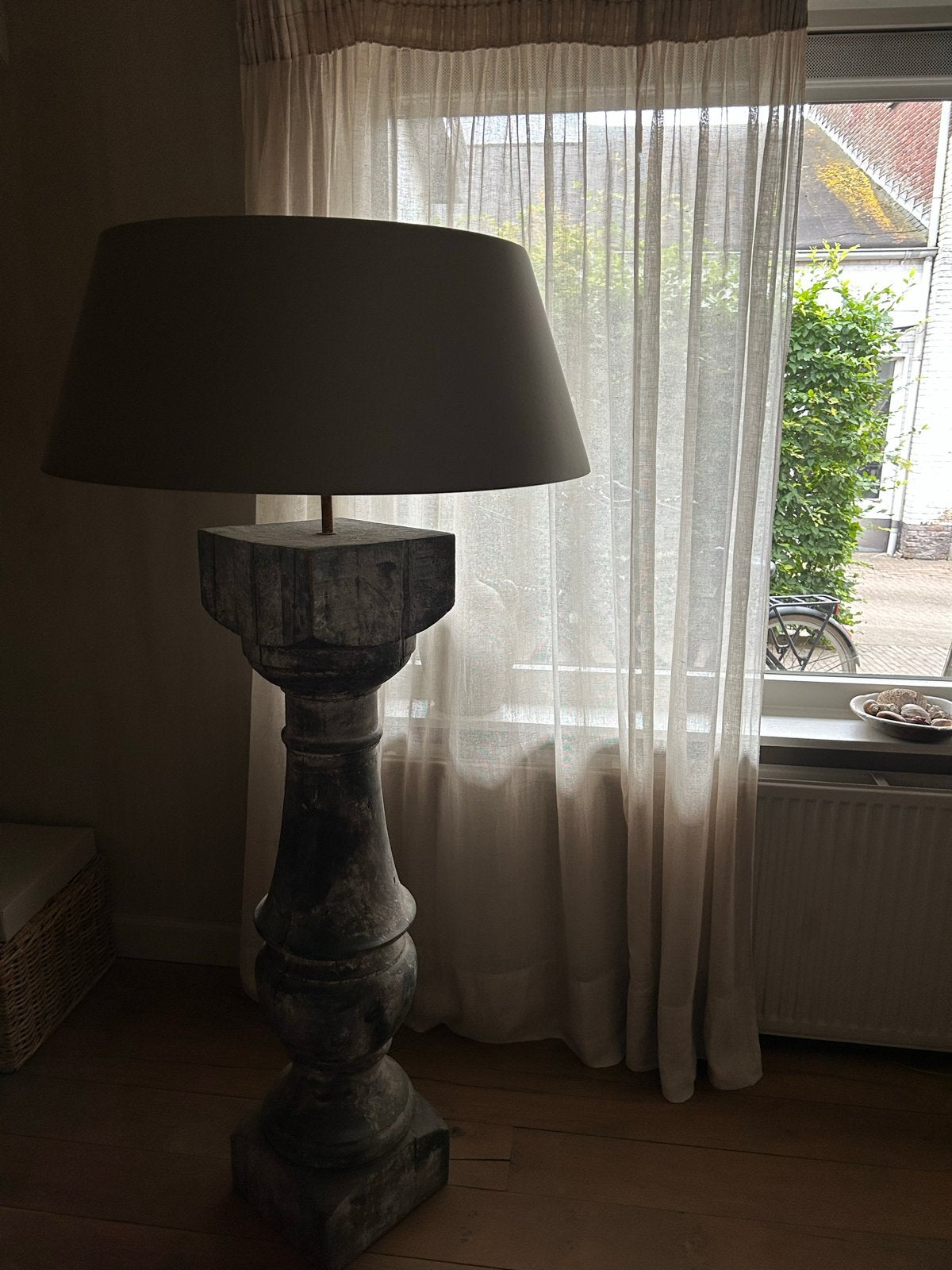 Mooie staande schemerlamp met houten voet, Huis en Inrichting, Lampen | Vloerlampen, Gebruikt, 150 tot 200 cm, Hout, E27 (groot)