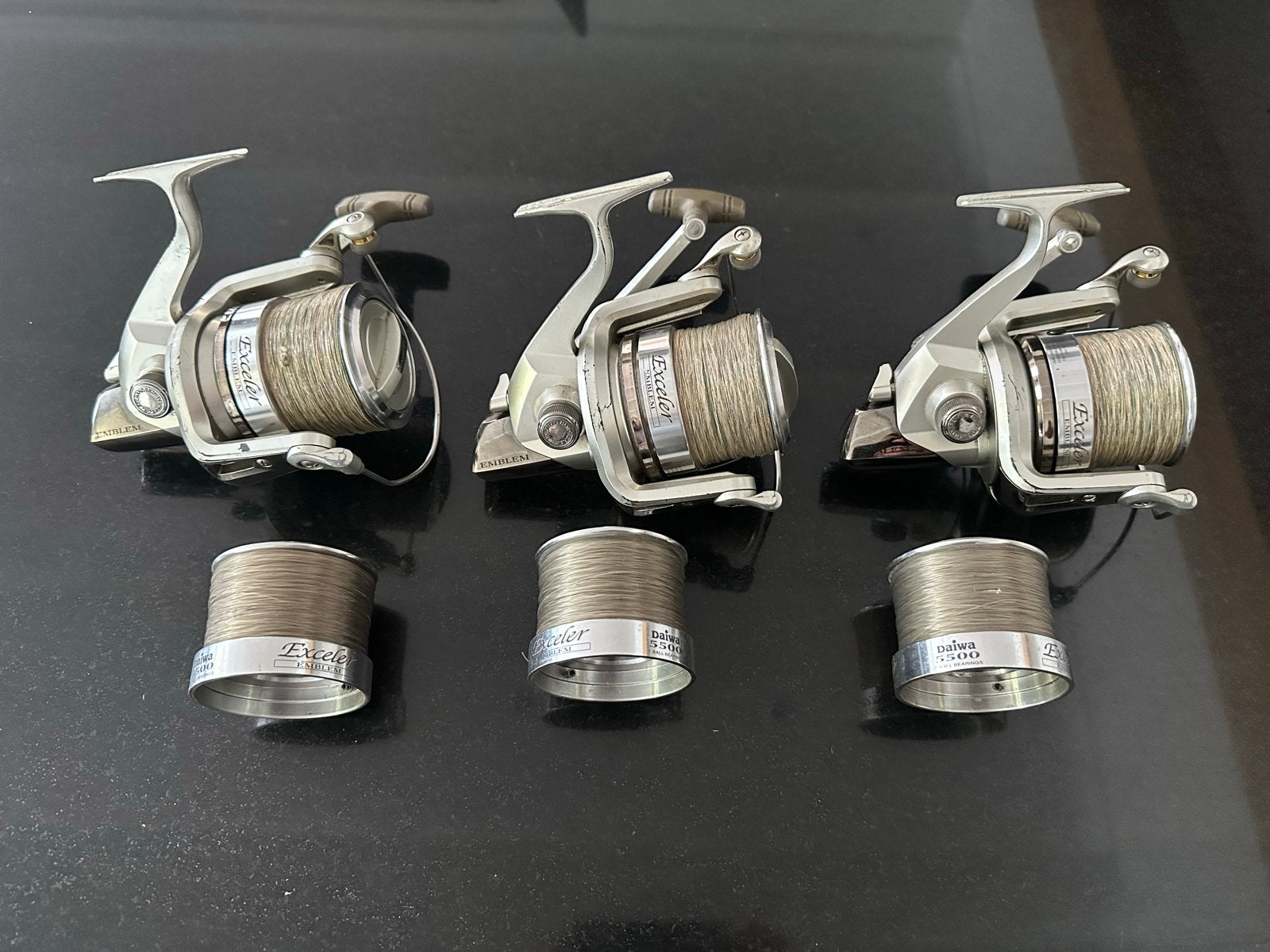 Set van 3 Daiwa Emblem Exceler 5500 molens met extra spoelen, Ophalen, Gebruikt, Molen
