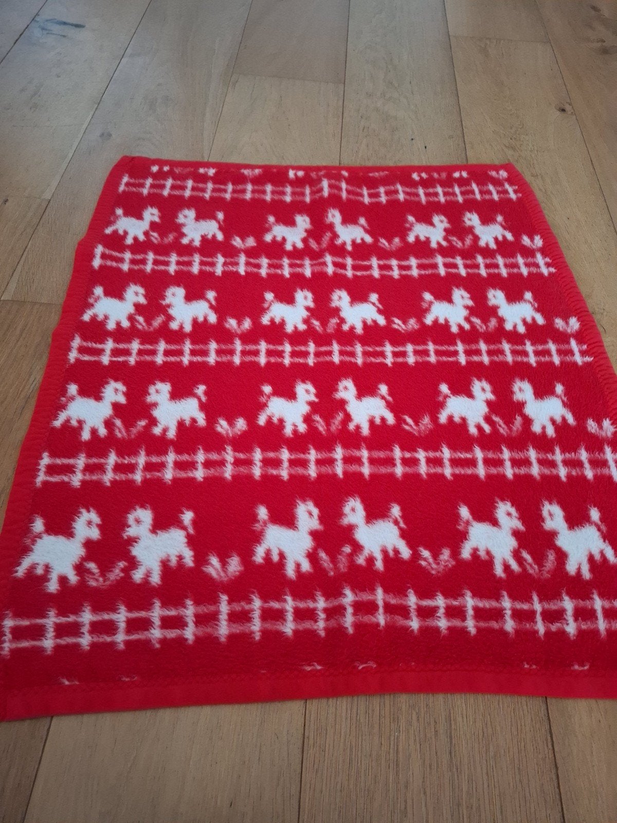 Dralon deken met lammetjespatroon 80 jij 90 retro, Rood, Acryl, Ophalen of Verzenden, Woondeken