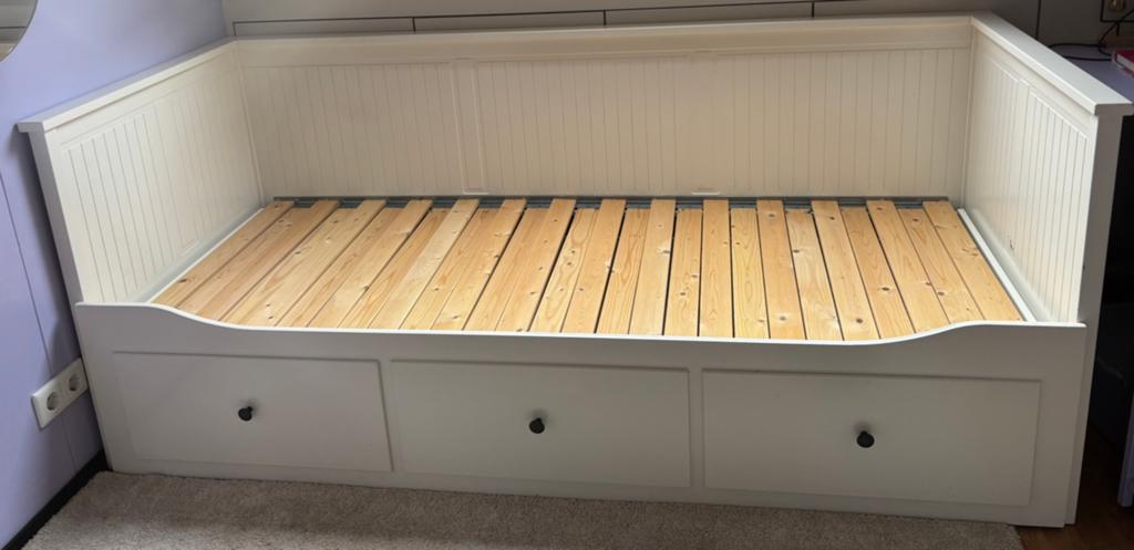 Hemnes bedbank met drie lades, Huis en Inrichting, Slaapkamer | Slaapbanken, Ophalen, Wit, Tweepersoons, Zo goed als nieuw