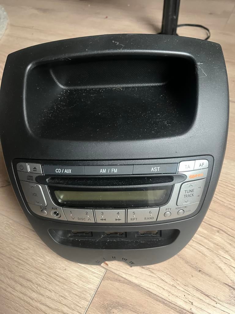 Toyota Aygo/Citroën C1/Peugeot 107 radio CD/AUX, Ophalen, Gebruikt