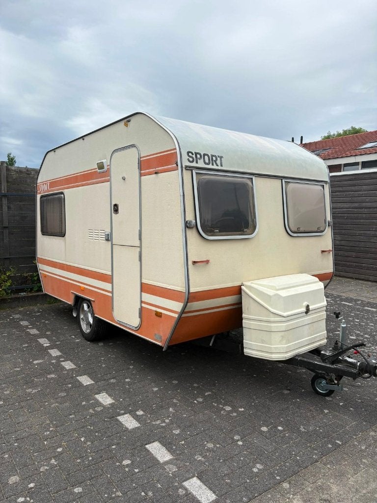 Leuke Vintage Caravan Wilk Sport 380 (1981) - witte plaat, Caravans en Kamperen, Caravans, Vast bed, Particulier, 4 tot 5 meter