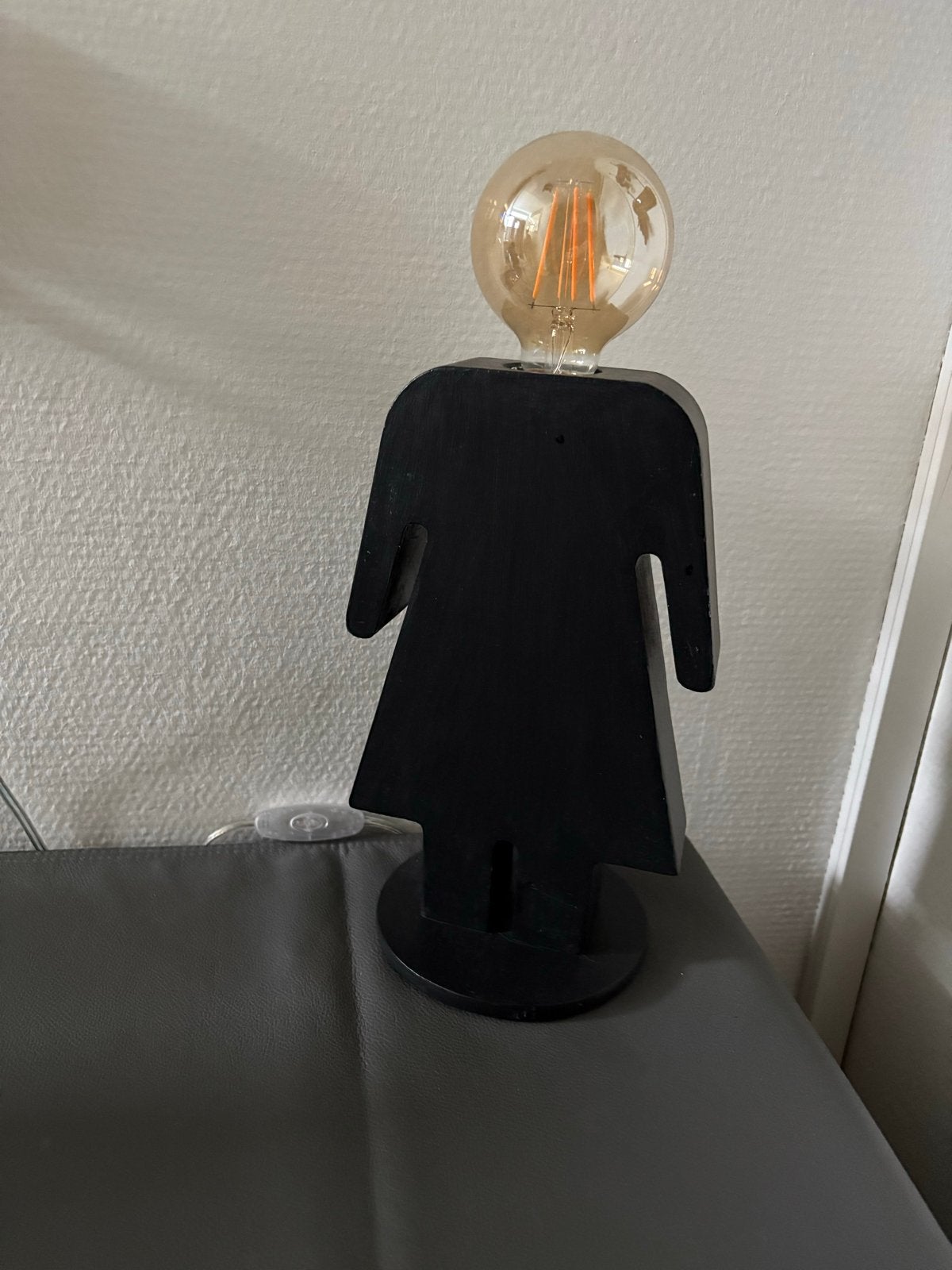 Eva tafellamp kleur zwart dames poppetje uitvoering, Figuurlamp, Gebruikt, Zwart, Met stekker