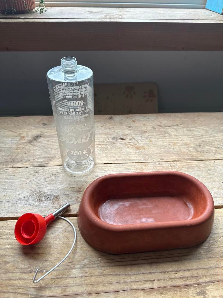 Drinkfles en voederbak, Ophalen of Verzenden, Zo goed als nieuw