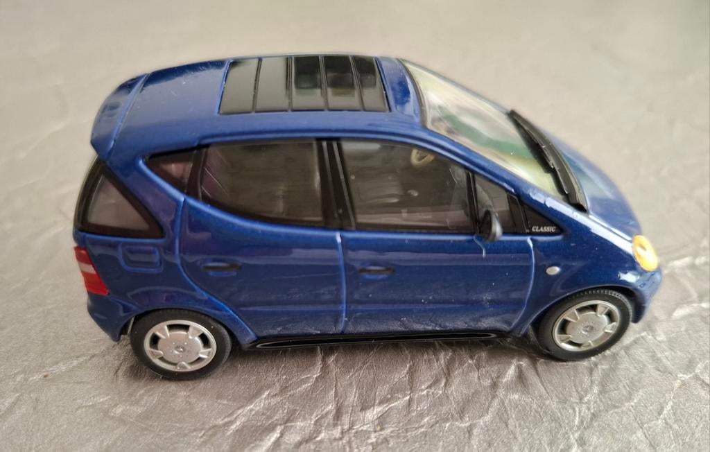 Miniatuur Mercedes Benz A-Klasse in Showcasette Blauw, Ophalen of Verzenden, Zo goed als nieuw, Auto