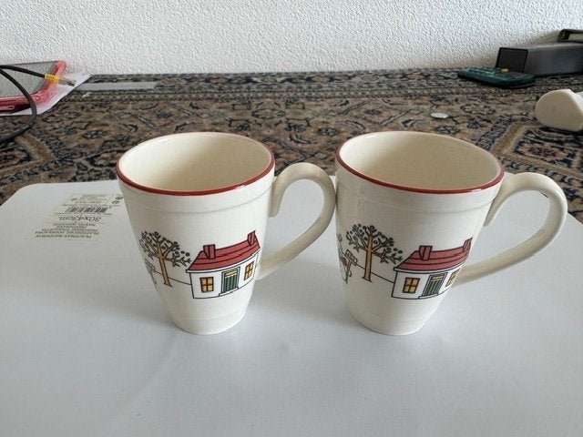 Te koop: Wedgewood Windsor Christmas - 2 kleine mokken, Huis en Inrichting, Keuken | Servies, Ophalen of Verzenden, Zo goed als nieuw