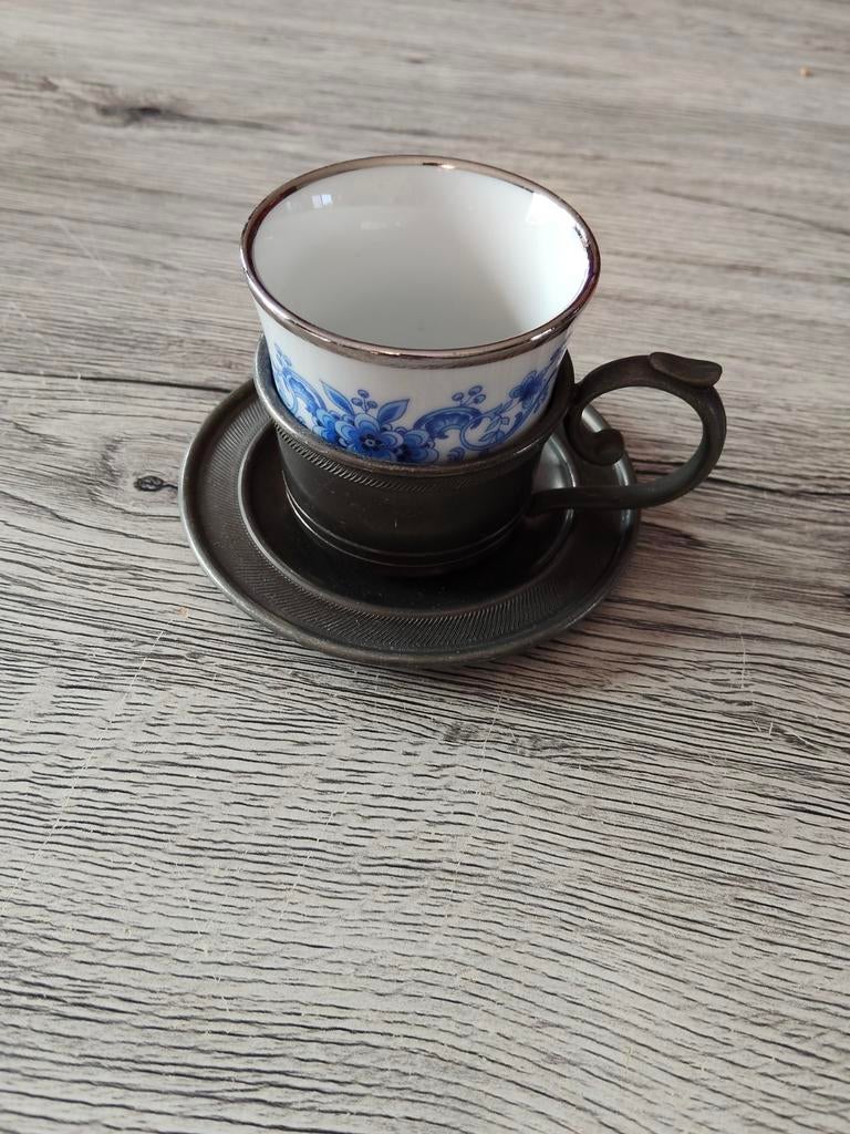 Antiek Delfts Blauw Kopje met Tinnen Houder en Schotel, Ophalen of Verzenden