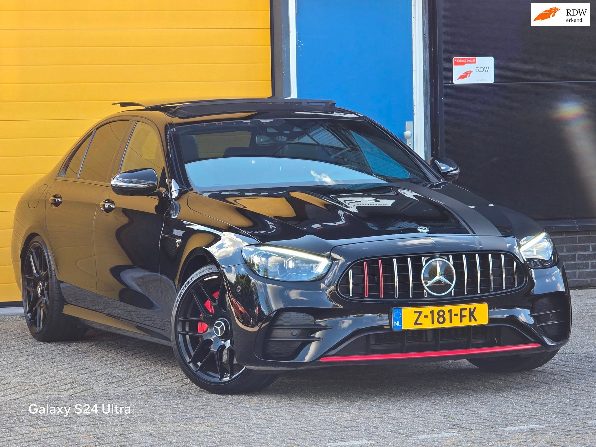 Mercedes-Benz E-klasse 300 e 4MATIC AMG 63 Look / Acc / Lane, Auto's, Mercedes-Benz, Automaat, Dealer onderhouden, Gebruikt, Euro 6