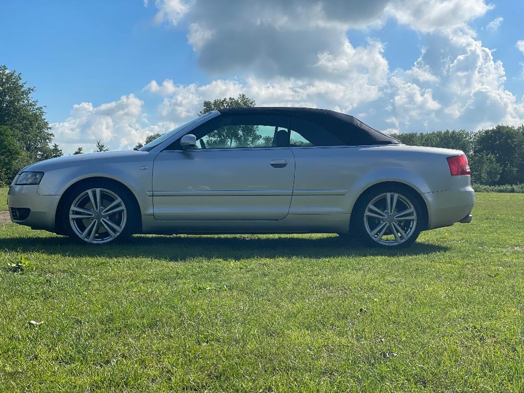 PRIJS VERLAAGD! Audi A4 2.4 V6 125KW Cabrio AUT 2005 Grijs, Auto's, Audi, Zwart, Cabriolet, 4 stoelen, A4