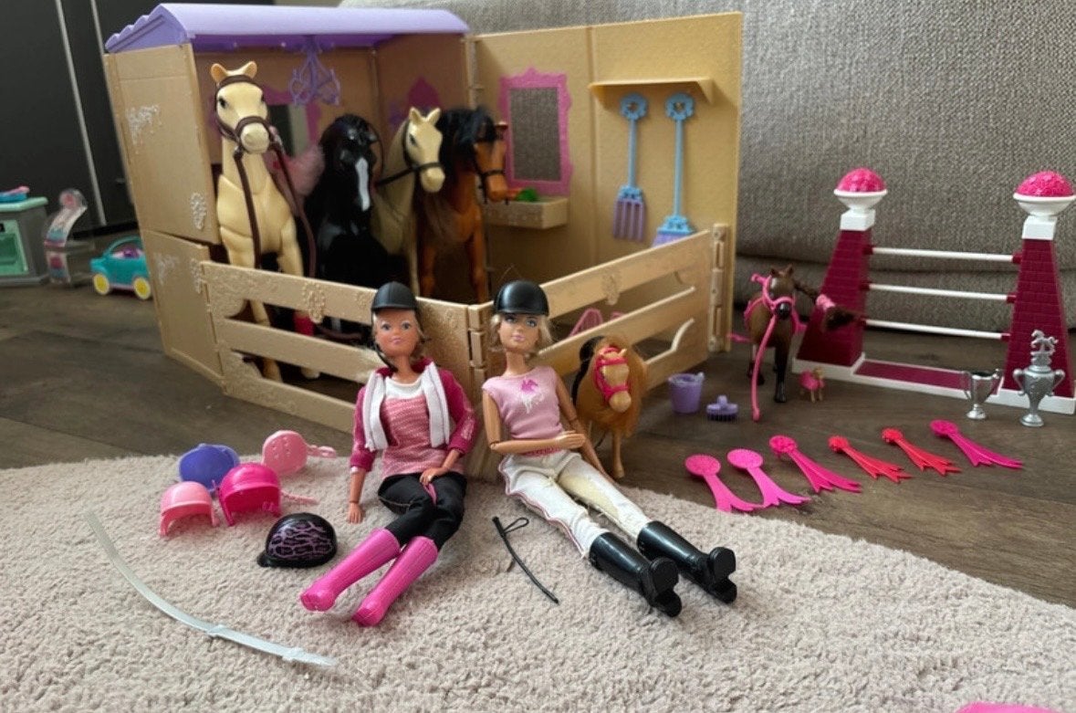 Barbie paardenstal met paarden en accessoires, Ophalen of Verzenden, Zo goed als nieuw, Barbie