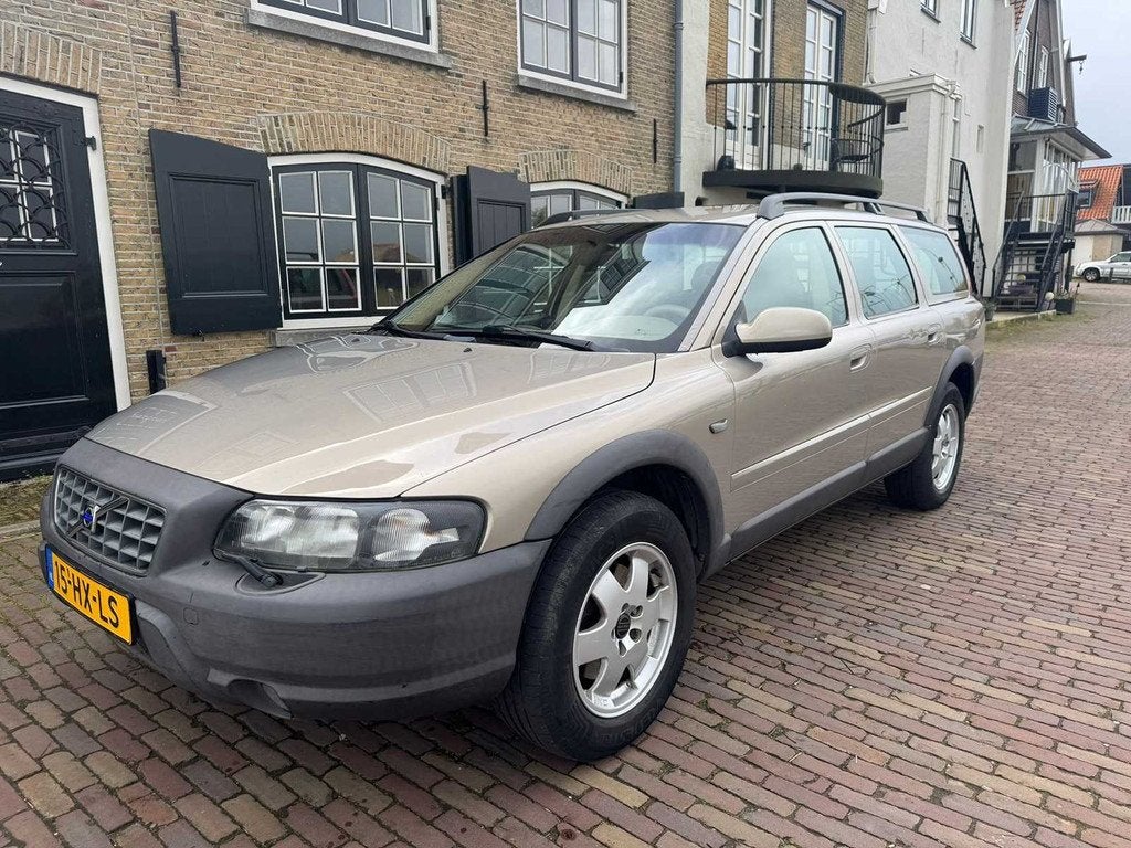 2002 Volvo V70 4WD Cross Country 2.4 T Geartr. Ocean 15-HX-L, Auto's, Volvo, Beige, 2435 cc, Vierwielaandrijving, 93 €/maand
