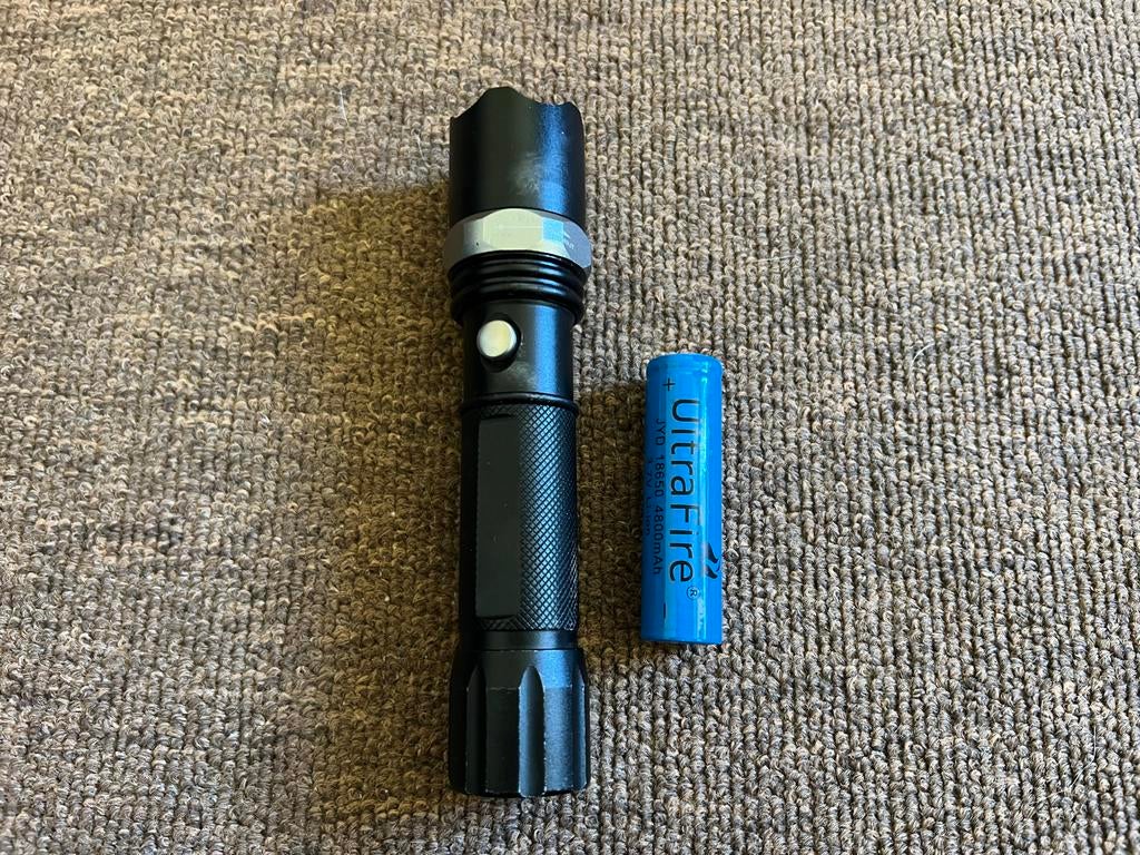 Compacte LED Zaklamp met Oplaadbare Batterij, Ophalen of Verzenden, Zo goed als nieuw, Batterij