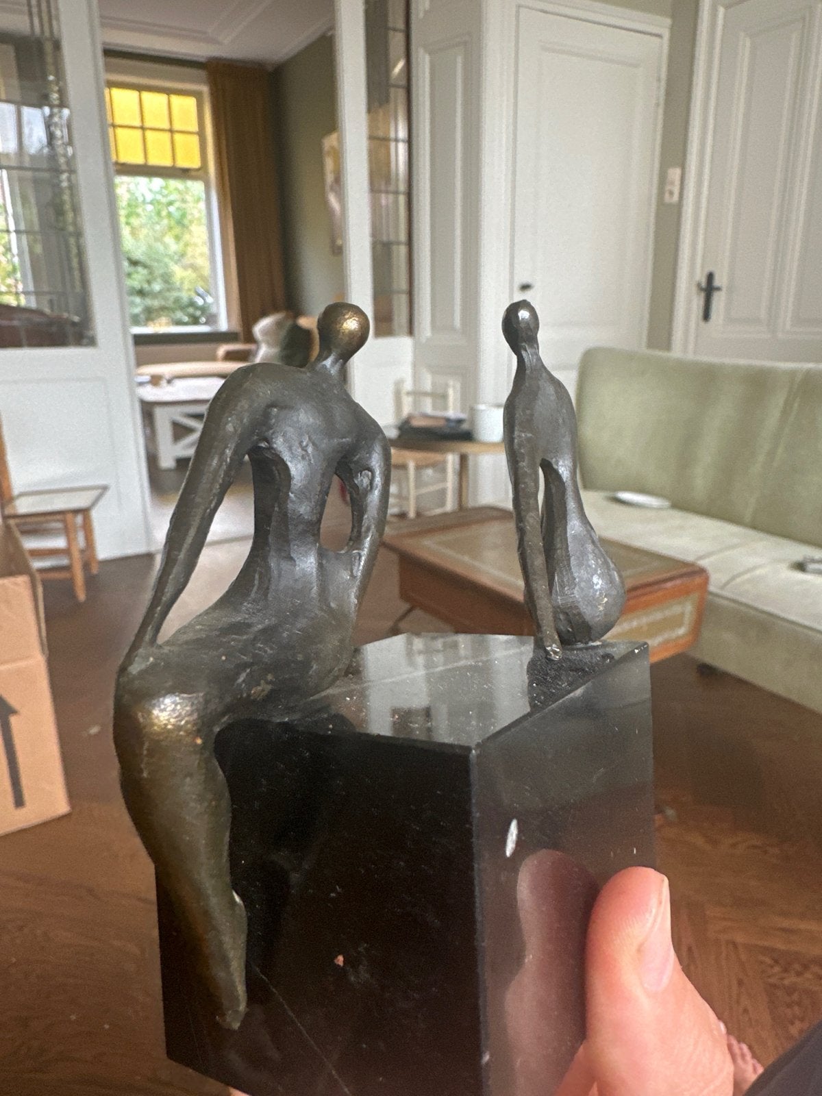 Abstract bronzen sculptuur op marmeren sokkel, Groep mensen, Minder dan 20 cm, Ophalen of Verzenden, Brons