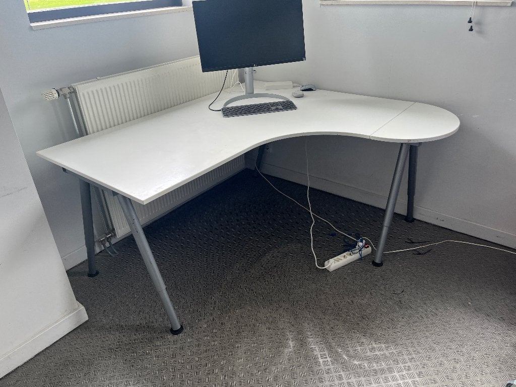 IKEA Bureautafel in hoekopstelling, Huis en Inrichting, Bureaus, Ophalen, 160 cm, Gebruikt, In hoogte verstelbaar