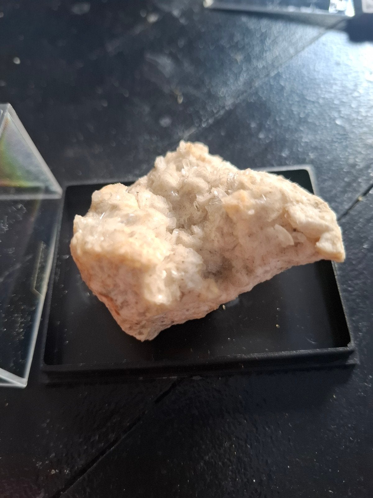Kwarts met dolomiet – Traversella Italië – oud mineraal spec, Ophalen of Verzenden, Mineraal