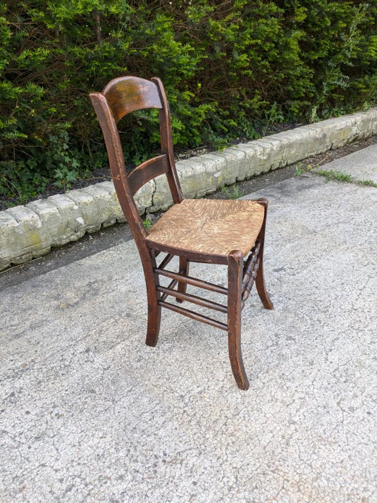 Vintage houten stoeltje met rieten zitting, Antiek en Kunst, Antiek | Meubels | Stoelen en Banken, Ophalen of Verzenden