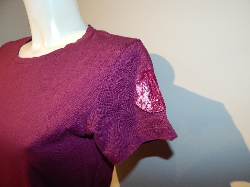 Moncler diep paars aubergine shirt logo velvet op de mouw M, Maat 38/40 (M), Verzenden, Zo goed als nieuw, Korte mouw