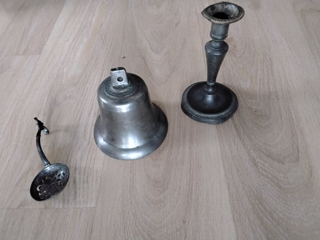Tinnen kandelaar, bel en zeeflepel, Ophalen