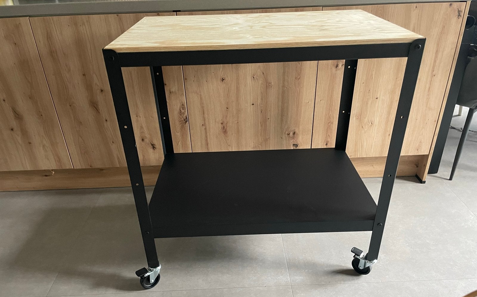 IKEA BROR Roltafel Zwart - Zo goed als nieuw, Huis en Inrichting, Tafels | Bijzettafels, Ophalen, Minder dan 55 cm, Metaal of Aluminium