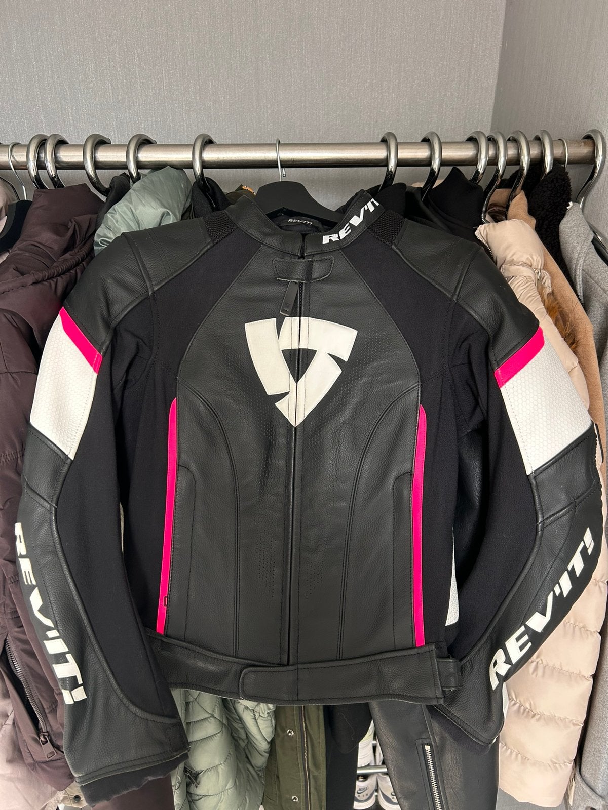 Dames motorjas REV’IT! maat 38 – roze/wit + rugprotector, Ophalen, Tweedehands, Dames, Jas | textiel