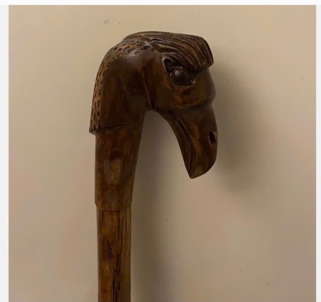 Wandelstok hout met vogelkop koperen voet, Ophalen