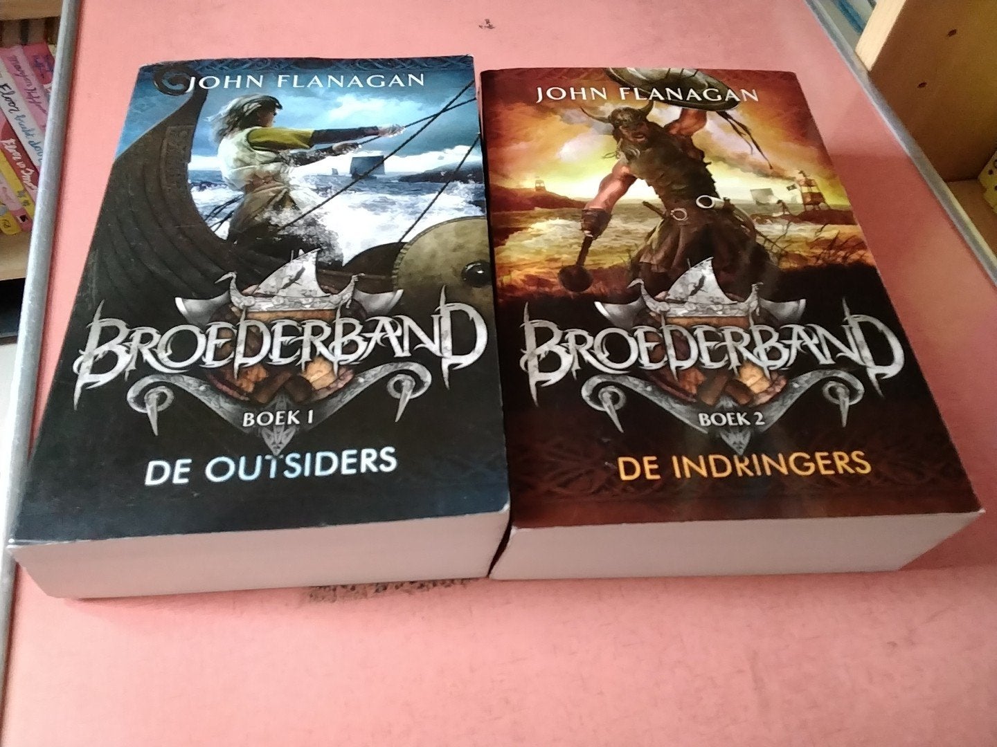 John flanagan broederband boek 1 en 2 € 7.50 per stuk, Ophalen of Verzenden, Gelezen