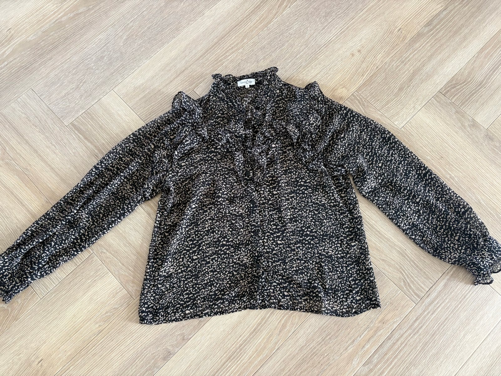 Emma & Ella Blouse met ruches en print - Maat S, Zwart, Ophalen of Verzenden, Zo goed als nieuw, Lange mouw