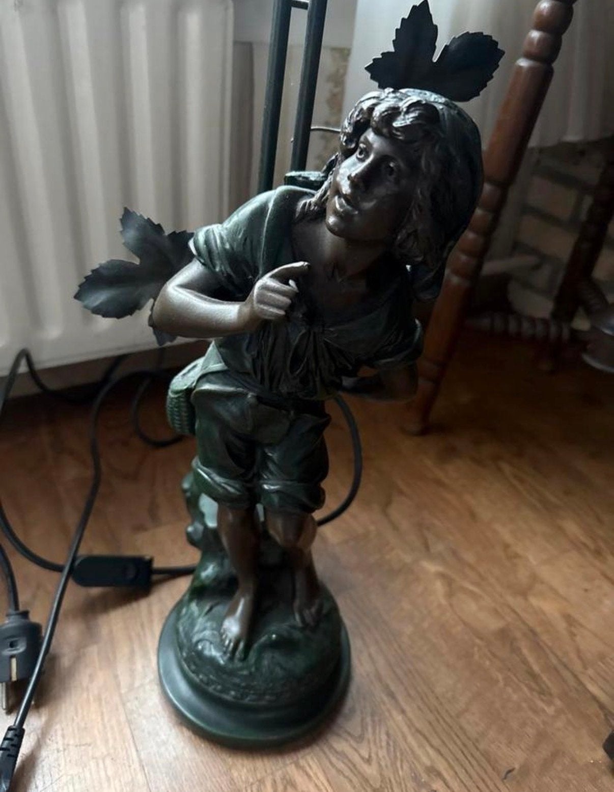 Antieke tafellamp met bronzen beeld en rode glazen kappen, Ophalen