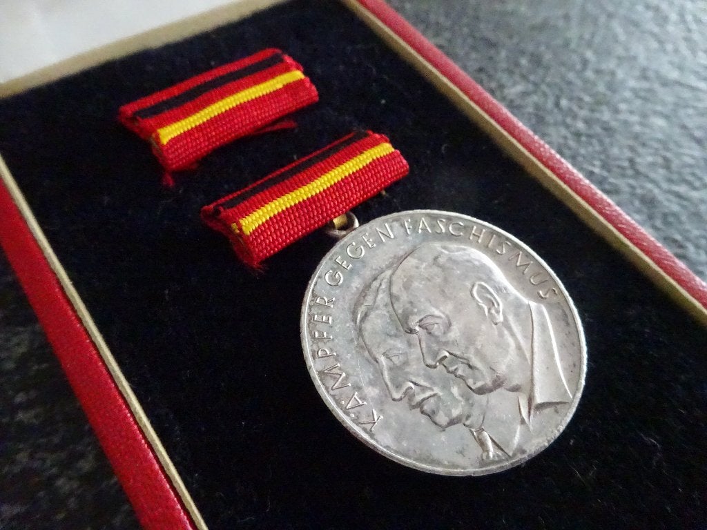 DDR: Kämpfer gegen Faschismus 1933-1945, Ophalen of Verzenden, Landmacht, Duitsland, Embleem of Badge