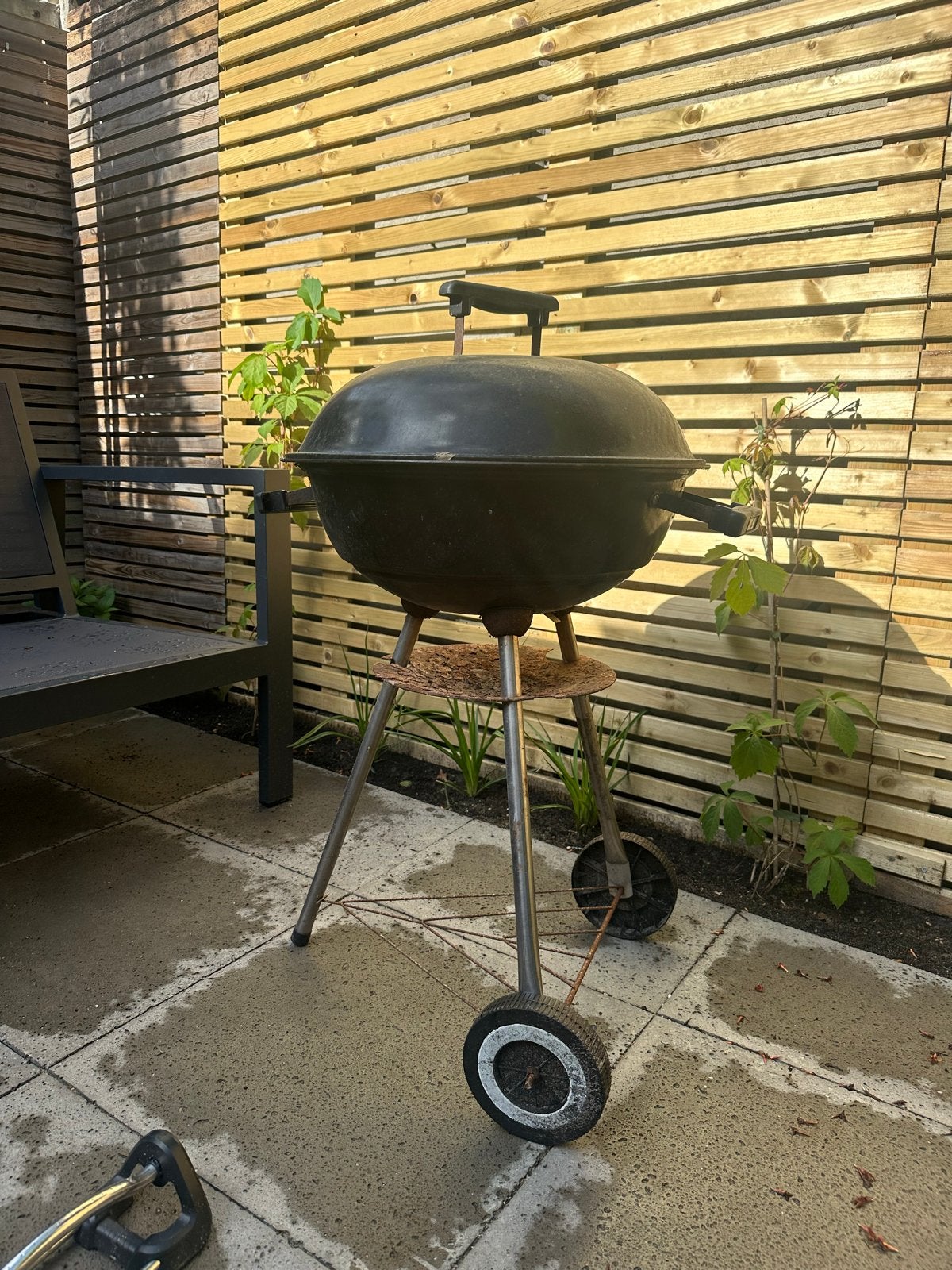 Gebruikte barbecue met gratis zak kolen, Ophalen, Gebruikt, Met accessoires