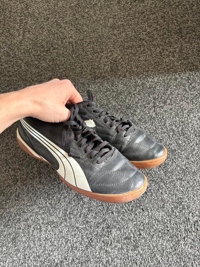 Zaalvoetbalschoenen Puma maat 41 (valt als 40), Ophalen of Verzenden, Gedragen, Sportschoenen, Zwart