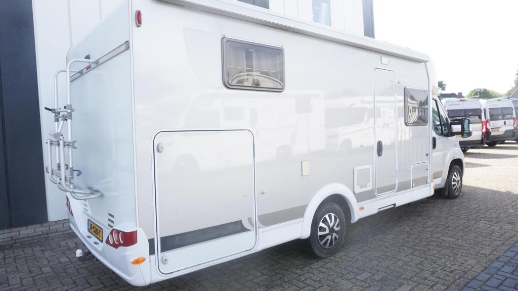 Carado T 67 DAKAIRCO/CAMERA/FIETSENDR, Caravans en Kamperen, 7 tot 8 meter, Bedrijf, Buitenlamp, L-zit